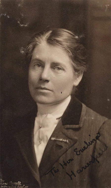 Nachdenkliches Porträt von Evelina Haverfield mit handschriftlicher Signatur